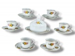 PORCELANA STEATITA, lote com sete (7) peças confeccionados em porcelana na tonalidade branca com pintura de elementos florais em policromia, bordas filetadas em ouro, sendo: A) 1 manteigueira, medindo 11,5x15cm e B) 6 xícaras para café com seus respectivos pires, medindo 5x7x5,5cm, 1 bicada na borda.