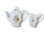 PORCELANA STEATITA, duas (2) peças, sendo: A) 1 bule para chá, medindo 23x26x10cm, B) 1 leiteira, medindo 15,5x15,5x7,5cm, confeccionados em porcelana na tonalidade branca, bule decorado por faisões e elementos florais em policromia e leiteira por elementos florais.