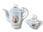PORCELANA STEATITA, duas (2) peças, sendo: A) 1 bule para café, medindo 24x24x9cm, B) 1 açucareiro, medindo 14x16x9cm, confeccionados em porcelana na tonalidade branca, bule decorado por faisões e elementos florais em policromia e açucareiro por elementos florais.