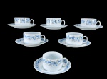 PORCELANA RENNER MEDAILLON, seis (6) xícaras para chá com seus respectivos pires confeccionadas em porcelana na tonalidade branca com pintura de guirlanda floral em policromia, medindo 5x10x8,5cm. 1 bicada na base.