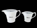 PORCELANA MAUÁ, lote com duas (2) jarras medidoras confeccionadas em porcelana na tonalidade branca, 1 com capacidade de 1 litro e 1 com capacidade de 500ml (alça com fio de cabelo), medindo 15x23x15,5cm e menor 12x19,5x12cm.