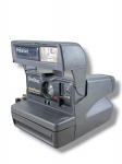 FOTOGRAFIA, POLAROID ONESTEP AUTOFOCUS, uma (1) câmera fotográfica instantânea vintage, em corpo plástico cinza/preto, com flash embutido, sistema Auto Focus, lente frontal e visor, modelo dobrável/retrátil característico da marca, não testado e sem garantia de funcionamento.