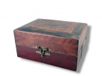 DIVERSOS, uma (1) caxa porta joias confeccionada em madeira com forração em couro na tonalidade marrom, interior com estágio removível com 5 divisórias em veludo vermelho, necessitando pequeno reparo, medindo 11,5x22,5x18cm.
