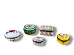 PORCELANAS, lote com cinco (5) caixinhas porta pílulas confeccionadas em porcelana na tonalidade branca de modelos, tamanhos e decorações distintas, maior medindo 3,5x6,5x4,5cm  e menor 3x4,5x3cm.