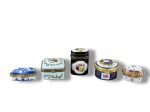 PORCELANAS, lote com cinco (5) caixinhas porta pílulas confeccionadas em porcelana na tonalidade branca de modelos, tamanhos e decorações distintas, maior medindo 6x4,5x2,5cm e menor 3x4,5x3cm.