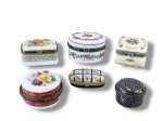 PORCELANAS, lote com seis (6) caixinhas porta pílulas confeccionadas em porcelana na tonalidade branca de modelos, tamanhos e decorações distintas, maior medindo 4,5x7x5cm e menor 3x4cm.