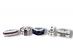 PORCELANAS, lote com cinco (5) caixinhas porta pílulas confeccionadas em porcelana na tonalidade branca de modelos, tamanhos e decorações distintas, maior medindo 3,5x6,5x4,5cm e menor 5x4cm.