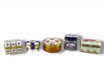 PORCELANAS, lote com cinco (5) caixinhas porta pílulas confeccionadas em porcelana na tonalidade branca de modelos, tamanhos e decorações distintas, maior medindo 3x6,5cm e menor 3x5x4cm (com pequeno colado no pé).