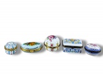 PORCELANAS, lote com cinco (5) caixinhas porta pílulas confeccionadas em porcelana na tonalidade branca de modelos, tamanhos e decorações distintas, maior medindo 3,5x6,5x4cm e menor 3x4cm.