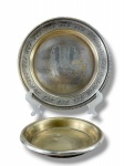 METAL PRATEADO, lote com duas (2) peças confeccionadas em metal espessurado a prata, sendo: A) 1 CHRISTOFLE, porta garrafas, liso, falhas no metal e na prateação, medindo 14cm, leves mossas e B) 1 prato do Estado Maior do Exército Brasil, cinzelado por guirlanda vegetalista e folhagens, medindo 20,5cm, falhas na prateação.