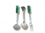 PRATA DE LEI, três (3) peças confeccionadas em PRATA DE LEI, sendo: A) 1 garfinho e 1 colher de origem mexicana com cinzelado asteca com cabo representando totem em ágata verde, peso total bruto 19g e B) 1 colher para café de coleção no teor 900., cabo liso finalizado por brasão e inscrição PERU, peso 11g.