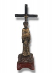ARTE SACRA, um (1) imaginário confeccionado em madeira entalhada a mão representando São Benedito e Menino Jesus com pintura em policromia e realces em douração, apresentando leves falhas na pintura, medindo 30cm de altura.