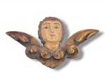ARTE SACRA, um (1) imaginário confeccionado em madeira entalhada a mão representando Anjo Alado ou Querubim ao gosto barroco, patina policromada com realces em ouro, medindo 9x16,5cm.