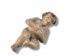 ARTE SACRA, um (1) pequeno imaginário confeccionado em madeira entalhada representando Menino Jesus com patina envelhecida, medindo 5cm.