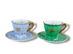 PORCELANA SCHMIDT, duas (2) xícaras para café de coleção com seus respectivos pires confeccionados em porcelana na tonalidade branca com pintura na tonalidade verde e azul, decorada por elementos florais e vegetalistas filetados em ouro, medindo 5x6,5x5cm.