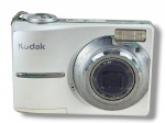 FOTOGRAFIA, KODAK, uma (1) câmera fotográfica digital compacta, em corpo prateado, com lente Kodak AF 3x Optical Aspheric Lens, equivalente 36mm108mm, flash embutido e comandos superiores, sinais de uso, não testado e sem garantia de funcionamento, estojo original.