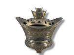 METAL ORIENTAL, um (1) incensário confeccionado em metal dourado com decoração de letras, gregas e elementos florais em relevo, tampa em vazados, medindo 14,5x15,5x6cm.
