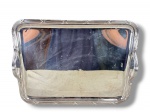 METAL PRATEADO, uma (1) bandeja retangular confeccionada em metal espessurado a prata da manufatura SOPPIL, cinzelada por caneluras e fitas cruzadas, medindo 42x32,5cm.