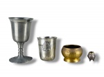 METAIS, lote com quatro (4) peças de modelos, tamanhos, decorações e materiais distintos, sendo: A) 1 taça para vinho em estanho, com mossa na base, medindo 12,5x7cm, B) 1 copo infantil em metal espessurado a prata gravado ANA LUCIA, apresenta mossas, medindo 6,5x6cm, C) 1 pequeno vaso confeccionado em bronze indiano martelado, medindo 4x6cm e D) 1 pequeno vaso ou cuia confeccionado em bronze com patina escurecida, medindo 3x2cm.