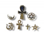 DIVERSOS, sete (7) pingentes/amuleto de simbologia religiosa e esotérica, em metais de tons prateado e dourado, composto por peças em formato de lua crescente, símbolo Om, cruz Ansata/Ankh egípcia, estrela de Davi, pentagrama e pequeno crucifixo com pedras coloridas, maior medindo 18,5x10cm e menor 8x8cm.