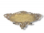 BRONZE, uma (1) fruteira confeccionada em bronze dourado com rico cinzelado de Puttinos, elementos florais e vegetalistas em vazados, bordas recortadas, apoiada sobre quatro pés curvos, medindo 10x32,5x26cm.