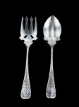 WMF Wurttembergische Metallwarenfabrik, dois (2) talheres para salada: 1 garfo e 1 colher, confeccionados em metal alemão espessurado a prata ao gosto Art Noveau, cabo cinzelado por elementos vegetalistas com recortes na borda e garfo vazado.