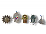 DIVERSOS, cinco (5) peças decorativas de simbologia judaica e mística, em metais de tons prateado e dourado, composto por peça em formato de sol com face em relevo, pingentes em formato de Hamsá/Mão de Fátima com inscrições em hebraico, esmaltação colorida, aplicação de contas e detalhes ornamentais, além de pequeno amuleto com texto religioso e representação de peitoral com pedras coloridas, maior medindo 12x9,5cm e menor 8,5x6,5cm.