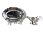 METAL PRATEADO, lote com duas (2) peças confeccionadas em metal espessurado a prata da manufatura FRACALANZA, cinzeladas por caneluras e fitas cruzadas, sendo: A) 1 molheira, medindo 10,5x18x8cm e B) 1 travessa oval, medindo 26x18cm.