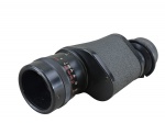 INSTRUMENTO ÓPTICO, um (1) monóculo Carl Zeiss 8x30 B, numeração 810848, sinais de fungos na lente, acondicionado em estojo original em couro na tonalidade marrom com desgastes, medindo 11,5cm de comprimento.