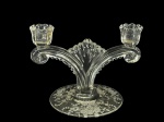 Tiffin Franciscan Cherokee, um (1) candelabro para duas velas confeccionado em cristal translucido com decoração de elementos florais e vegetalistas em tom fosco, centro em palmas e hastes curvas, medindo 14x19,5x13,5cm