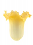 VIDRO, uma (1) grande cúpula confeccionada em vidro fosco na tonalidade âmbar com borda decorada em babados, apresenta bicados no encaixe do bocal, medindo 27x25cm.