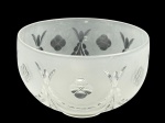 VIDRO, uma (1) cúpula confeccionada em vidro satine com lapidação de guirlanda de formas geométricas e flores em baixo relevo, apresenta discretos bicados no encaixe do bocal, medindo 10,5x16,5cm.