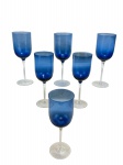 VIDROS, seis (6) taças para água confeccionados em vidro na tonalidade azul com haste cilíndrica e base translucida, medindo 23x8cm.