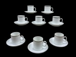 PORCELANA RENNER MEDAILLON, oito (8) xícaras para café com seus respectivos pires confeccionados em porcelana na tonaldiade branca com borda filetada em prata, medindo 5,5x7x5cm. 1 com fio de cabelo.