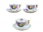 PORCELANA JAPONESA, três (3) xícaras de coleção para café com seus respectivos pires confeccionados em porcelana na tonalidade branca com pintura de elementos florais em policromia com adornos filetados em ouro, medindo 5x8,5x6,5cm.