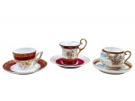 PORCELANAS, três (3) xícaras de coleção para café com seus respectivos pires confeccionados em porcelana na tonalidade branca de modelos, tamanhos, marcas e decorações distintas, maior medindo 7x7,5x6cm e menor 5x7,5x6cm. 1 pires com fio de cabelo, vide foto.