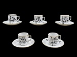 PORCELANA MAUÁ, cinco (5) xícaras para café com seus respectivos pires confeccionados em porcelana na tonalidade branca com pintura de bambuzais e folhagens em monocromia com borda filetada a ouro, medindo 5x6,5x5cm.
