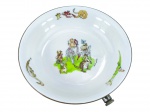 PORCELANA e METAL PRATEADO, um (1) prato térmico infantil confeccionado em porcelana na tonalidade branca e metal prateado, decorado por animais e crianças em policromia, assinado, apresenta falhas na prateação e leves mossas, marcado GURI, medindo 5,5x20cm.