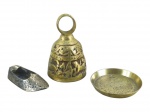 BRONZES, lote com três (3) peças, sendo: A) 1 sino confeccionado em bronze com cinzelado de animais e elementos vegetalistas com vestígios de inscrições, medindo 10,5x7cm, B) 1 porta copos confeccionado em bronze indiano com cinzelado vegetalista, medindo 7,5cm e C) 1 cinzeiro no feitio de sapato com rico cinzelado vegetalista, medindo 8,5x4cm.
