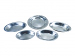 METAL INOX, lote com cinco (5) travessas confeccionadas em aço inox de manufaturas distintas, sendo 4 ovais e 1 redonda, medindo 29cm, 26x20cm, 26,5x21cm, 23,5x17cm e 20x14,5cm. Todas peças com sinais de uso.