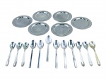 METAL PRATEADO, dezoito (18) peças confeccionadas em metal prateado, sendo: A) 6 porta copos, lisos, apresentnado sinais de oxidação, medindo 10,5cm e B) 12 colheres diversas, sendo  6 para sobremesa e 6 para chá de modelos distintos. Algumas com falhas na prateação.