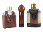 VIDROS, lote com três (3) peças, sendo: A) 2 cantis de bolso confeccionados em vidro translucido com capa em couro de modelos distintos, medindo 16cm, 1 com ausência da tampa e 1 com pequena mossa na tampa e B) 1 frasco sem tampa confeccionado em vidro na tonalidade marrom, medindo 16cm.