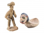 ARTE POPULAR, lote com duas (2) peças, sendo; A) 1 escultura confeccionada em barro cozido representando andarilho, assinado MARLI, medindo 13,5cm de altura e B) 1 escultura confeccionada em barro cozido representando Carranca de Proa da Barca do Rio São Francisco, medindo 9x18x8cm.