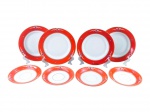 Echt Tuppack, lote com oito (8) peças confeccionadas em porcelana polaca na tonalidade branca, decorada por espessa faixa na tonalidade abóbora com decoração de elementos geométricos/flores na tonalidade branca e azul, sendo 4 pratos para sobremesa, medindo 19,5cm e 4 pires para xícaras de chá, medindo 15cm.