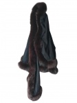 ACESSÓRIO FEMINO, um (1) poncho confeccionado em tecido possivelmente camurça, na tonalidade preta com borda em vision na cor marrom, medindo 185cm de comprimento.