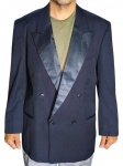 GIORGIO ARMANI, um (1) paletó masculino estilo smoking, na cor preta, com abotoamento duplo, gola/lapela em cetim acetinado, bolsos frontais embutidos e acabamento clássico de alfaiataria, tamanho 54 ou M, leves sinais de uso.