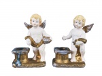 ARTE SACRA, par (2) de castiçais confeccionados em estuque representando querubins com realces em douração e prateação, medindo 11cm de altura.