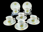 PORCELANA VERACRUZ, seis (6) xícaras para café com seus respectivos pires confeccionados em porcelana na tonalidade branca com pintura de frutos e folhagens em policromia com filete na tonalidade laranja, medindo 4x6x4,5cm.