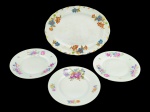 PORCELANA e FAIANÇA, lote com quatro (4) peças, sendo: A) IMPERIAL NKT, uma (1) travessa oval confeccionada em faiança vitrificada na tonalidade branca com pintura de elementos florais em policromia com realces em ouro, apresenta falhas na douração e marcas do tempo, medindo 29,5x23cm e B) PULS TCHESLOVAKIA, três (3) pratos para bolo confeccionados em porcelana na tonalidade branca, com pintura de flores e folhagens em policromia e borda filetada a ouro com falhas na douração, 1 com fio de cabelo, medindo 20cm de diâmetro.