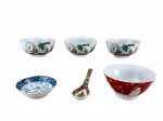 PORCELANAS, lote com seis (6) peças confeccionadas em porcelana na tonalidade branca, sendo: A) 3 bowls da Familia Rosa, decorado por gueixas em policromia e inscrições em monocromia, medindo 6x12cm, B) 1 bowl com pintura vermelha e decoração de figuras natalinas, bicado na borda, medindo 7x14cm, C) 1 bowl oriental com decoração vegetalista e frutos em policromia, medindo 11cm e D) 1 colher para sopa oriental com pintura de insetos e elementos vegetalistas em policromia, medindo 14cm de comprimento.